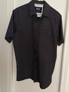 Monument men’s shirt size large